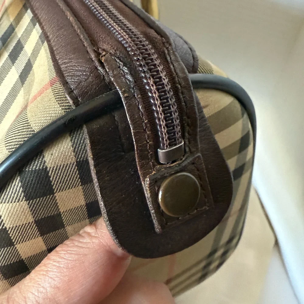 Burberry Boston Medium Size. - Picture 17 of 17
